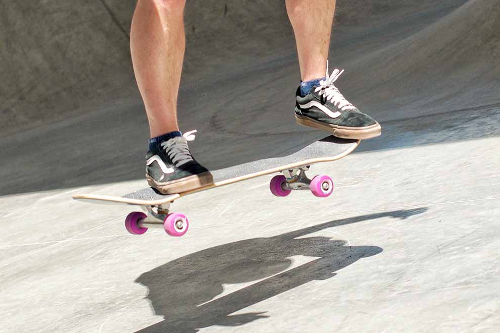 Skatista pulando com skate em uma pista