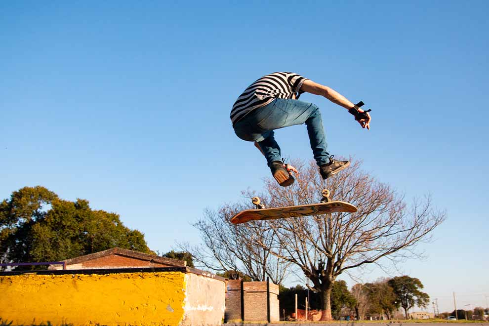 Skatista realizando um salto acrobático ao ar livre