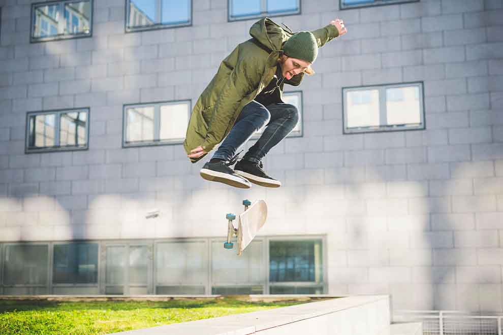 Skatista realizando um salto em uma prancha.