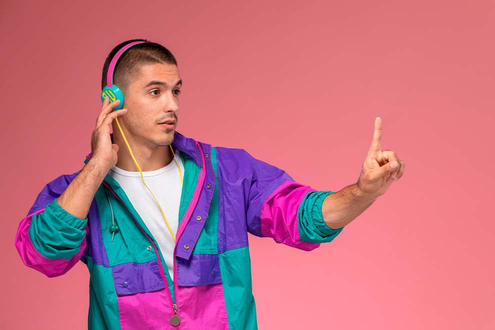 Homem com fone de ouvido em fundo rosa