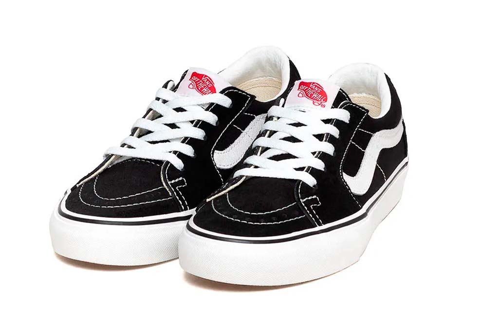 Tênis preto Vans com detalhes brancos e cadarços