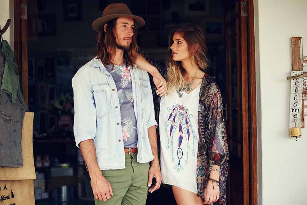 Casal estiloso em loja de roupas boho-chic