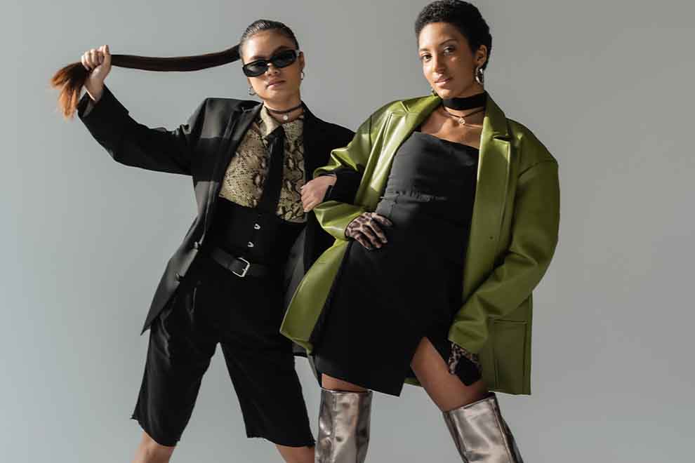 Duas mulheres com estilo moderno em poses de moda.
