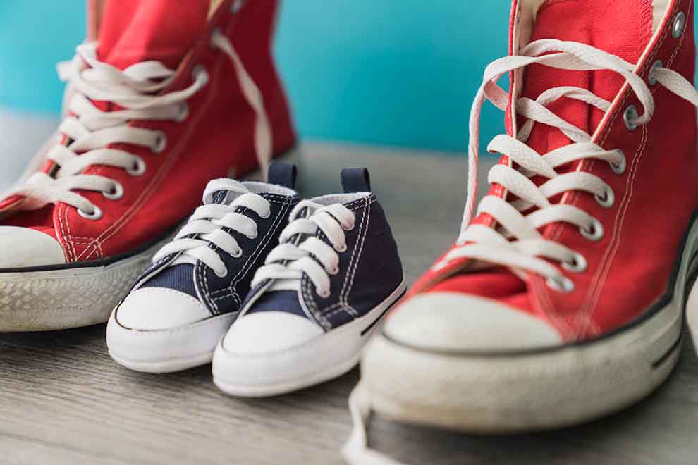 Tênis vermelhos e azul para adultos e crianças