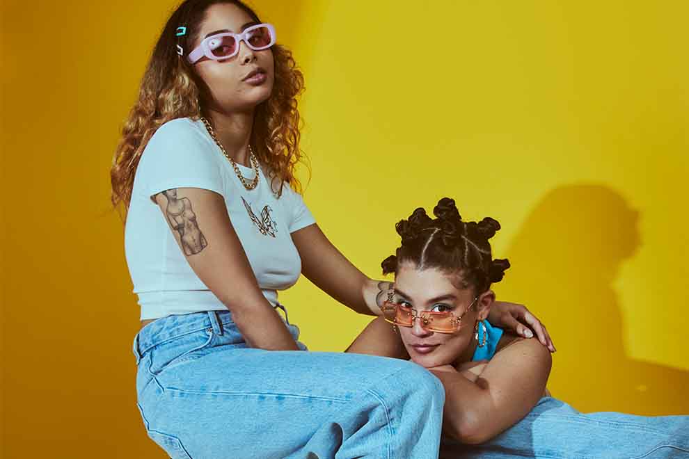 Duas mulheres com estilo em fundo amarelo