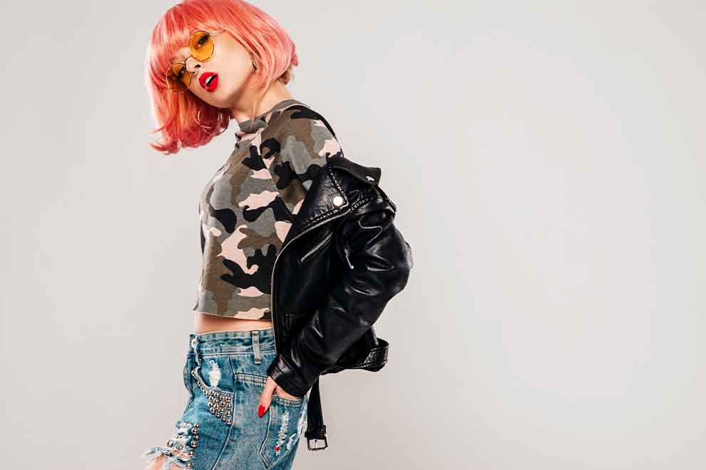 Modelo com cabelo rosa e jaqueta de couro.